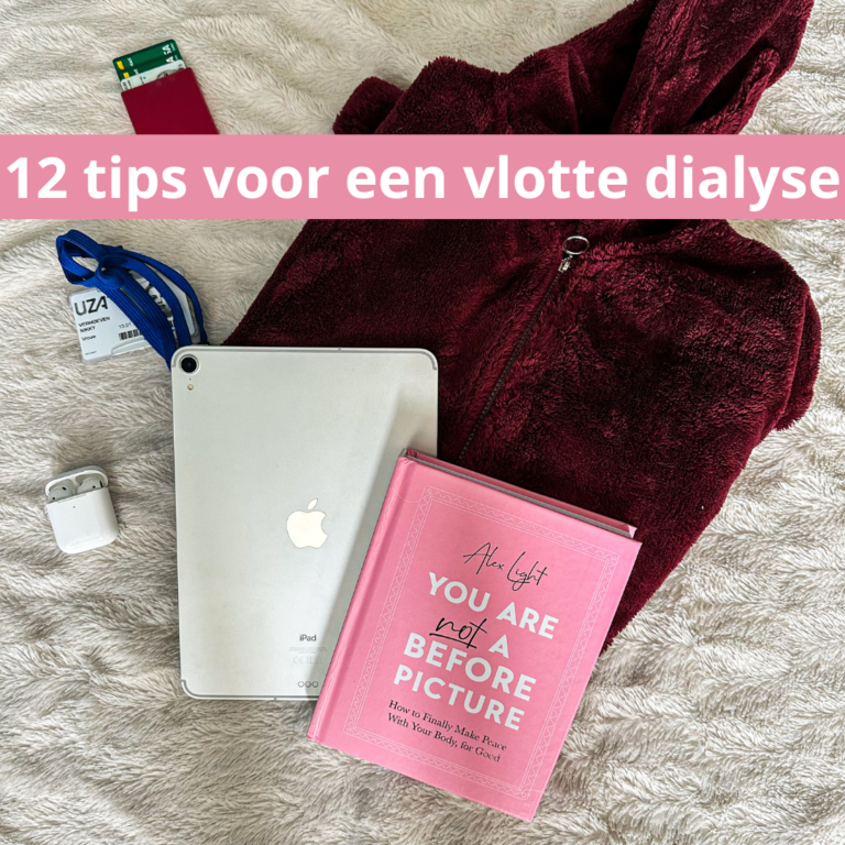 Flatlay foto op een witte zachte achtergrond. Op de voorgrond liggen een bordeaux fleecevest met kap, een iPad, het boek "You Are Not a Before Picture" van Alex Light, AirPods, een metalen houder voor identiteitskaart en bankpassen en een patiëntenbadge van het ziekenhuis