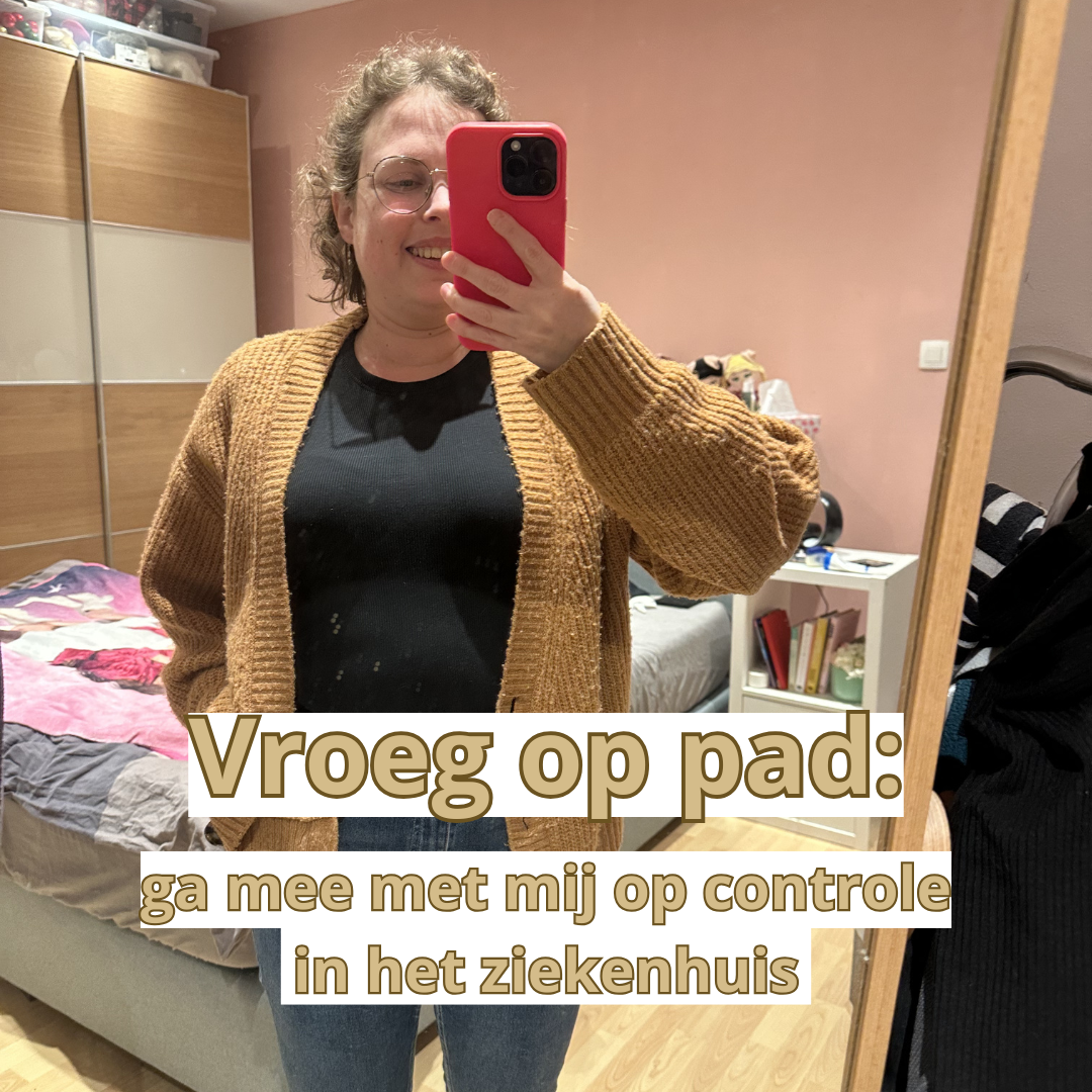 Nikky staat voor de spiegel. In beige letters op een witte achtergrond staat de titel van de post: "Vroeg op pad: ga mee met mij op controle in het ziekenhuis"